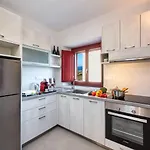 לינה וארוחת בוקר Aplada 4*